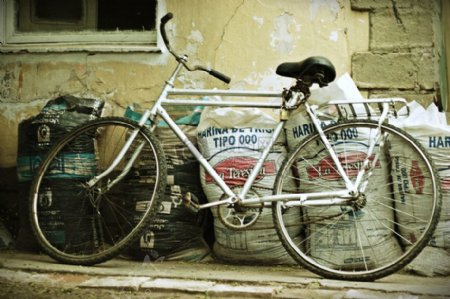 屋后陈旧的自行车