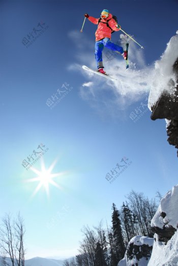从山崖飞下的滑雪运动员图片