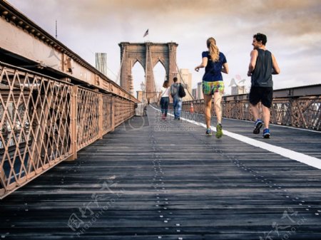 人桥梁早晨运动跑步运动业余爱好休闲跑步行