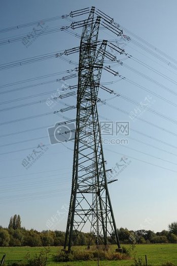 阳光下的电线塔