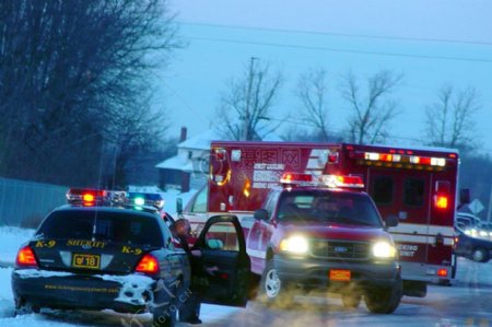 事故地的警车和救护车