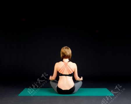 练瑜伽美女图片