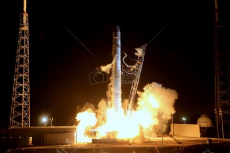火箭发射夜倒计时Spacex公司升空启动火焰推进