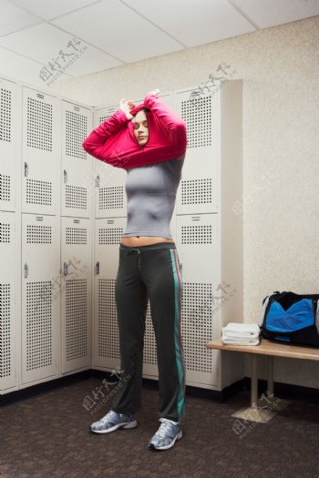 更衣室里的女性运动员高清图片