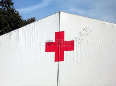 蓝天下的红十字标志