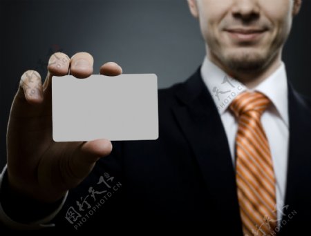 男人手中的信用卡图片