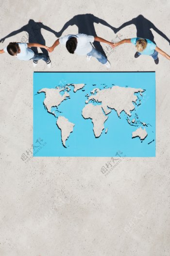 手牵手外国人与世界地图合影图片