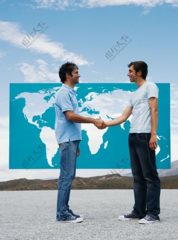 握手外国男人与镂空世界地图背景图片