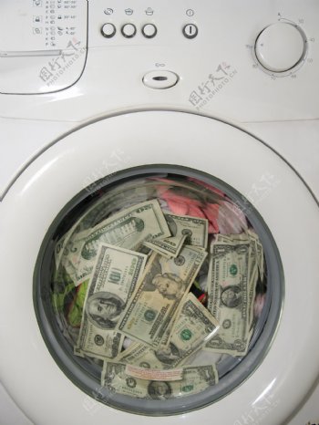 滚筒洗衣机中的美元纸币创意设计图片