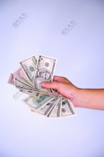 手拿着的美元钞票图片