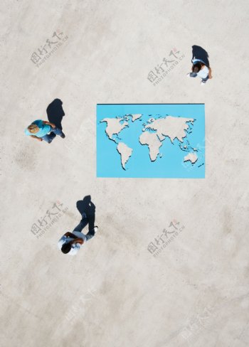 外国人观摩世界地图图片
