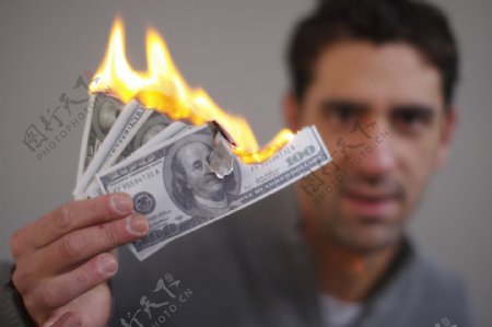 用火烧美元的男人图片