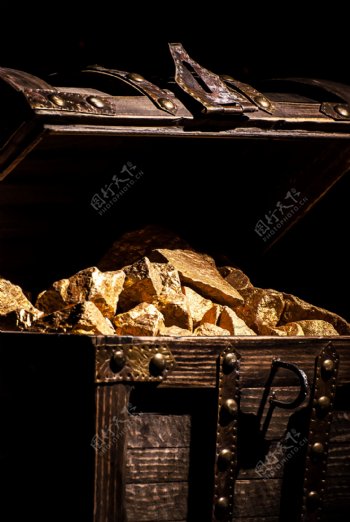 宝箱里的黄金石头图片