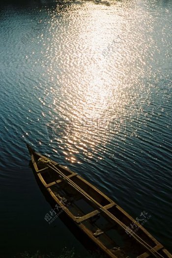 夕阳下的湖边小船