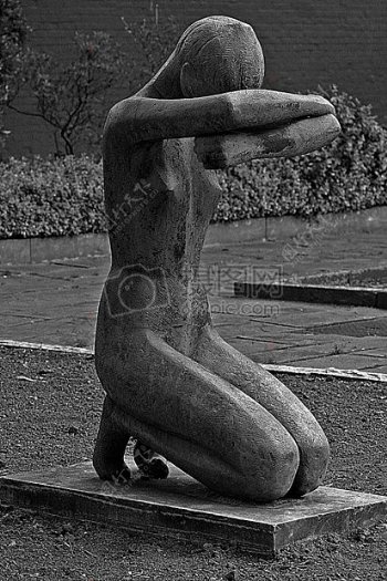 一个跪着的雕塑人