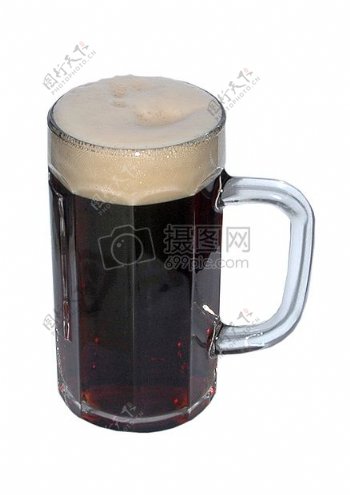 玻璃杯中深色啤酒