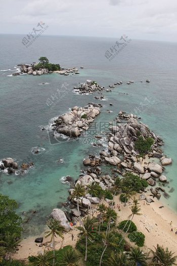 自然海滩悬崖海岸印度尼西亚勿里洞