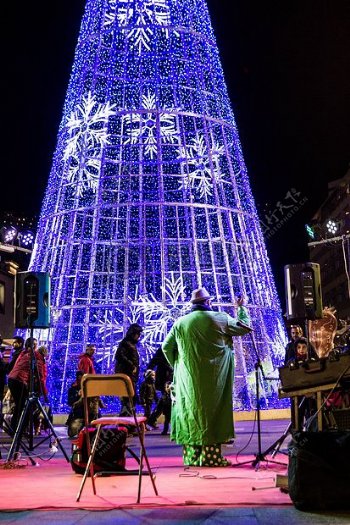 街道音乐树装饰圣诞节歌娱乐现场表演故事