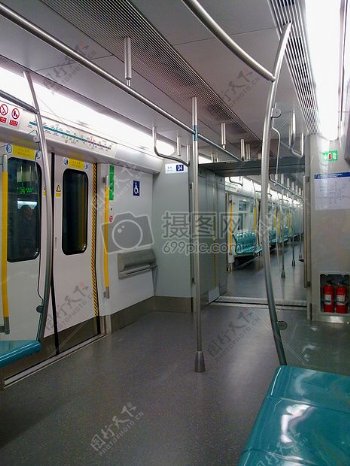 空旷的地铁车厢