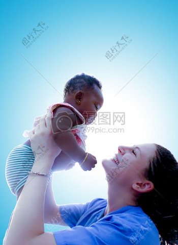 抱着婴儿微笑的母亲