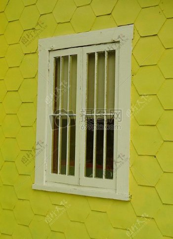 窗口上的黄色图案墙上MGD.JPG