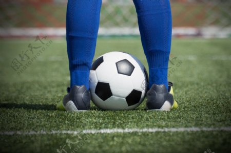 脚下的足球图片