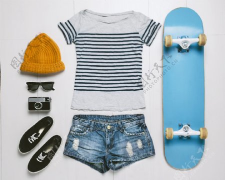 夏季衣服与滑板图片