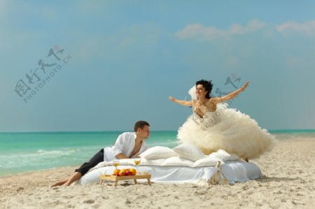 沙滩婚礼新人与床图片