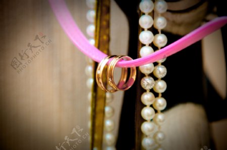 结婚对戒与珍珠项链图片