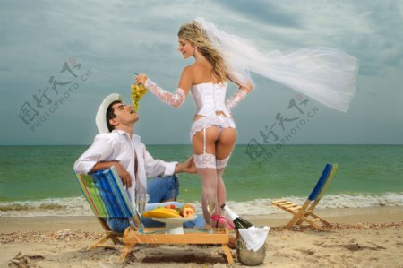 沙滩上玩耍的夫妻图片