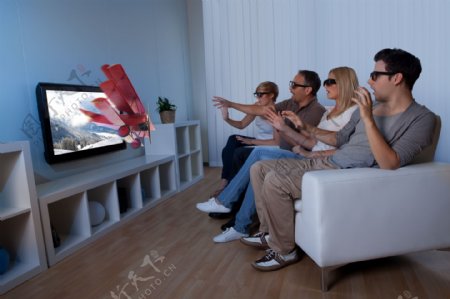 带着3D眼镜看电视的人们图片