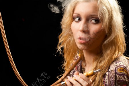 抽水烟的女人图片