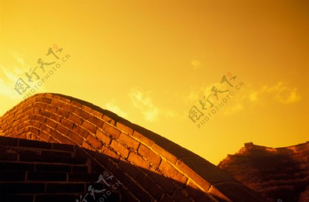 夕阳下的长城城墙图片