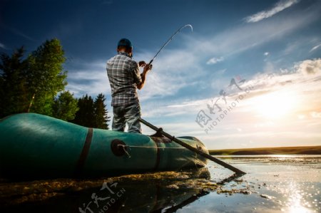 皮艇钓鱼的男人图片