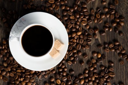 浓郁的咖啡与咖啡豆图片