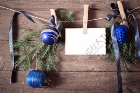 线上夹着的圣诞树装饰品