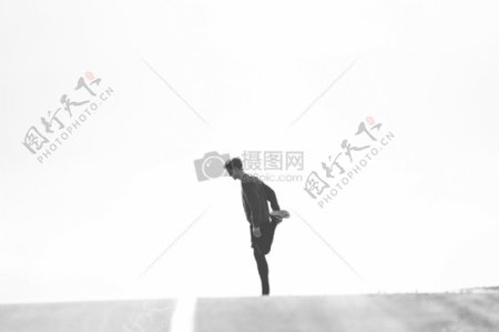 人单腿站立黑白照片