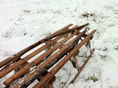 雪地里的长凳