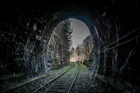 穿过隧道的铁路