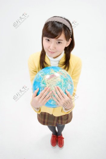 双手抱着地球仪的可爱女生图片