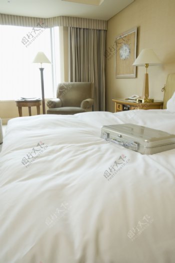 酒店卧室床上的手提箱图片