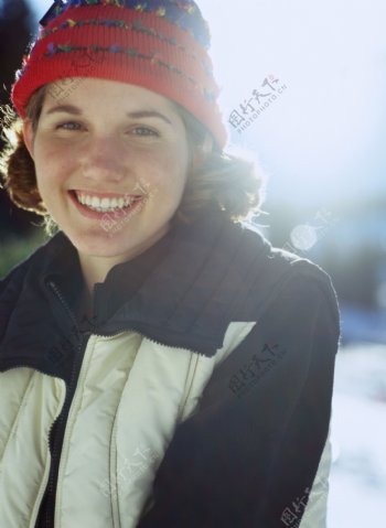 雪地上的女人图片