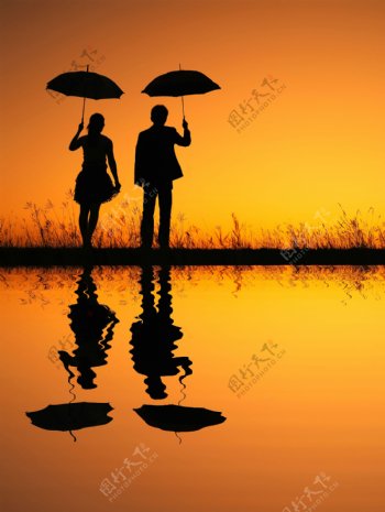 打伞的情侣和水面倒影图片