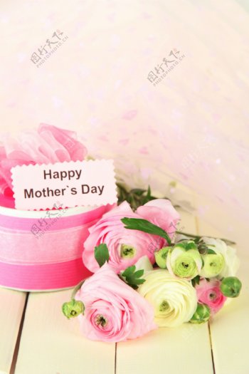 母亲节送给妈妈的礼物和鲜花图片