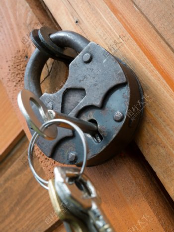门上的钥匙挂锁