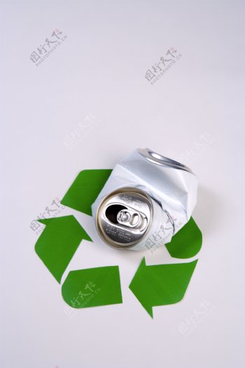 易拉罐与可回收利用标志图片