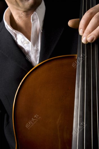 表演大提琴的男人图片