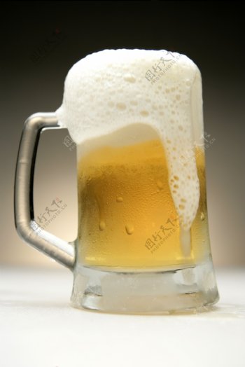 一杯冒泡啤酒图片