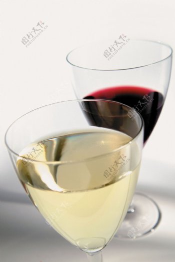 两杯注入葡萄酒的酒杯图片