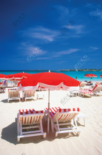 沙滩上的休闲椅高清图片